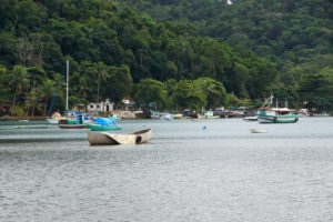 In Saco do Céu hat fast jeder ein Boot