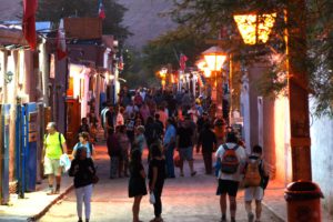 Touristen auf der Calle Caracoles, San Pedro