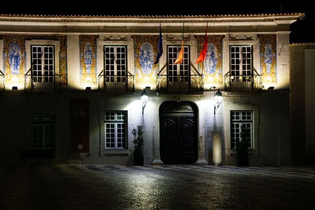 Rathaus von Cascais bei Nacht