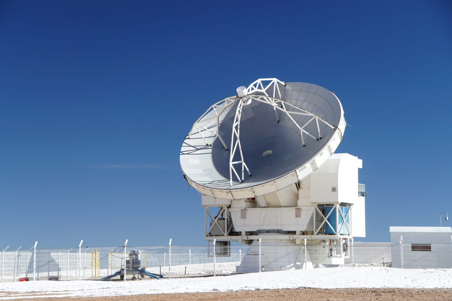 Das APEX Teleskop im Winter