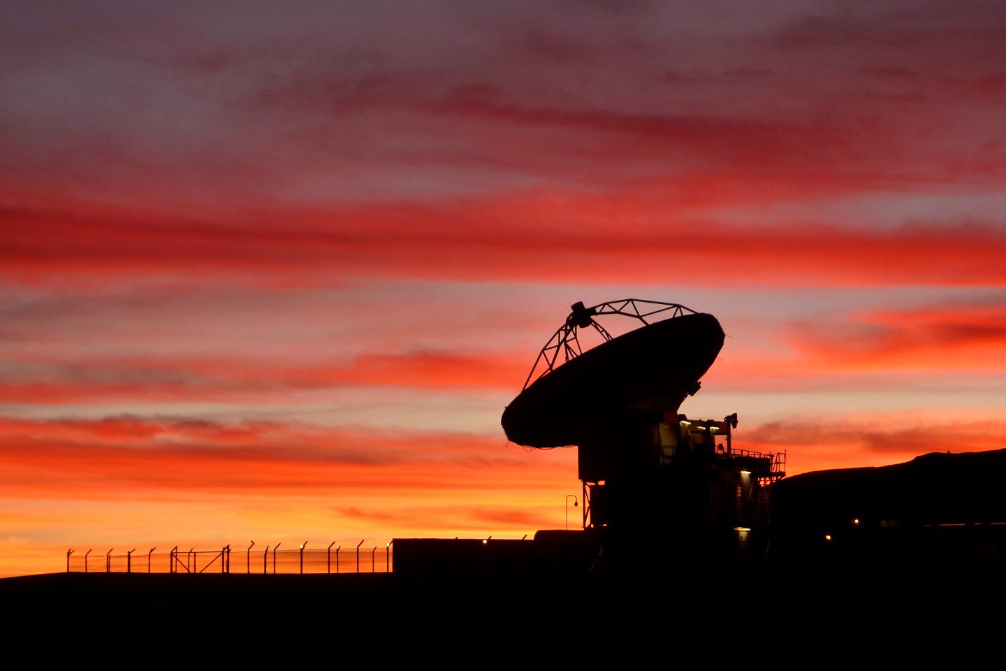 Das APEX Teleskop bei Sonnenuntergang